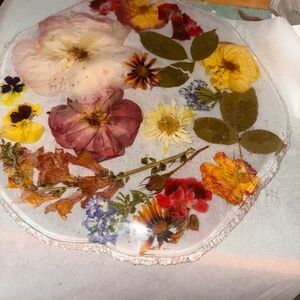 Serving platter, handcrafted with natural flowers